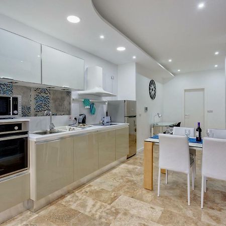 Modern 2 Bedroom Apartment In St Julians Saint Julian's Bagian luar foto